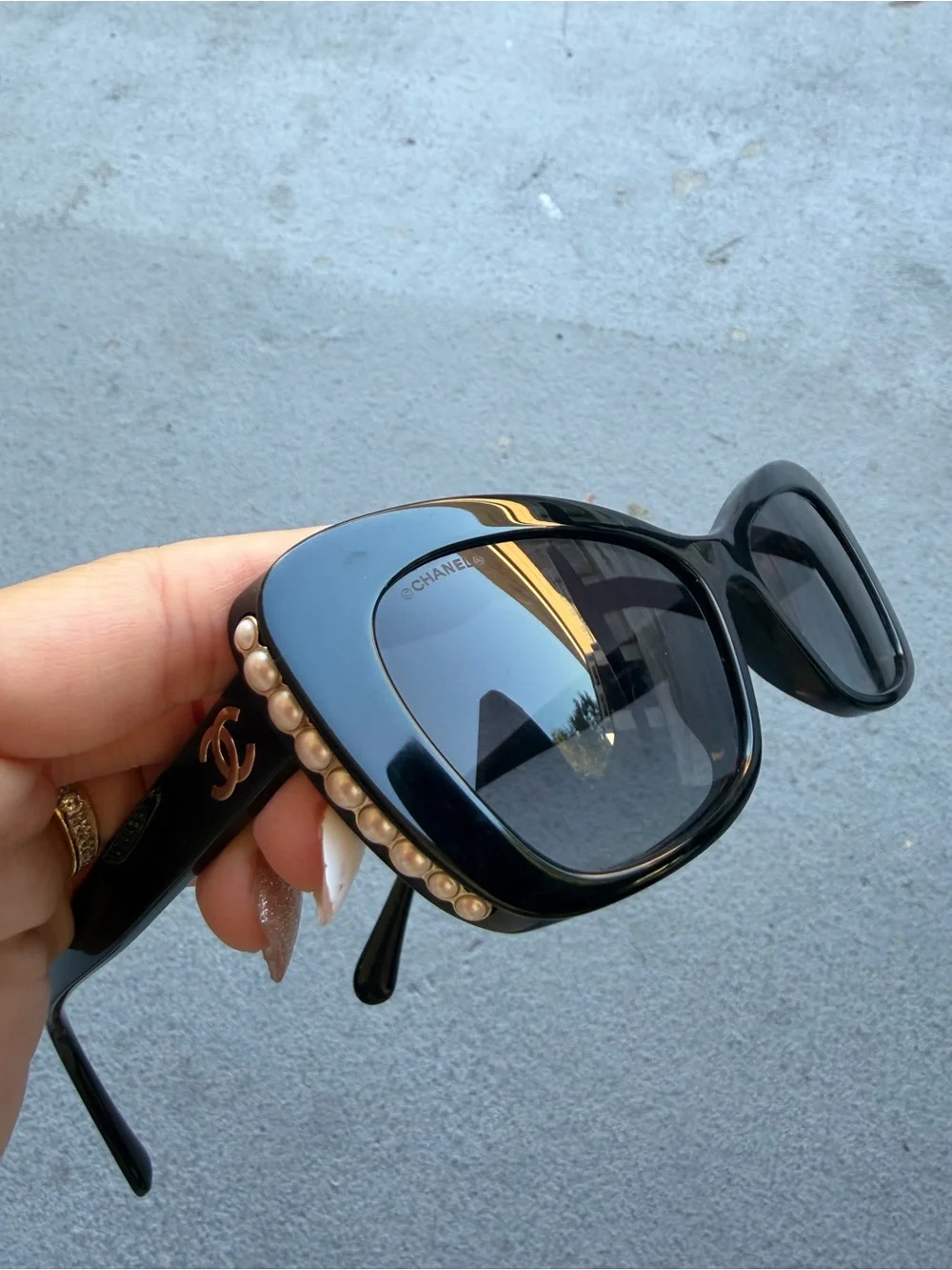 CHANEL Black Oversized Gradient Sunglasses with Quilted Case - Chic Logo Accent
